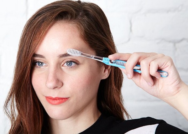 toothbrush-beauty-hacks-eyebrow-grooming